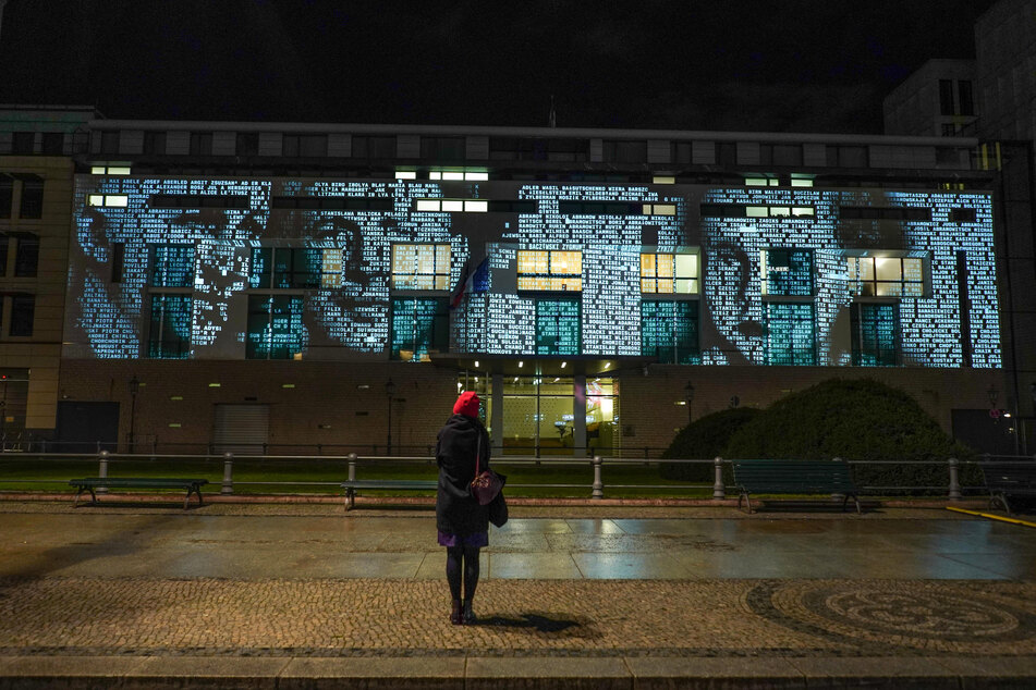 Eine Medieninstallation mit den Namen von Holocaust-Opfern durch die Initiative #everynamecounts an die Fassade der Französischen Botschaft in Berlin projiziert.