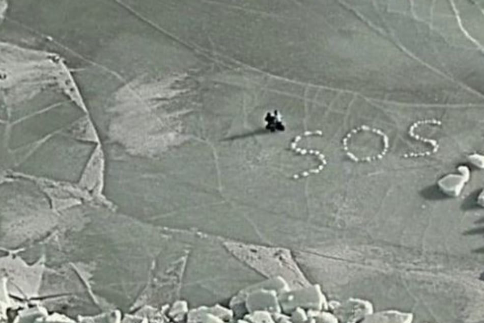 Gefangen auf dem Eis: Zwei Deutsche formen SOS-Zeichen mit Schneebällen