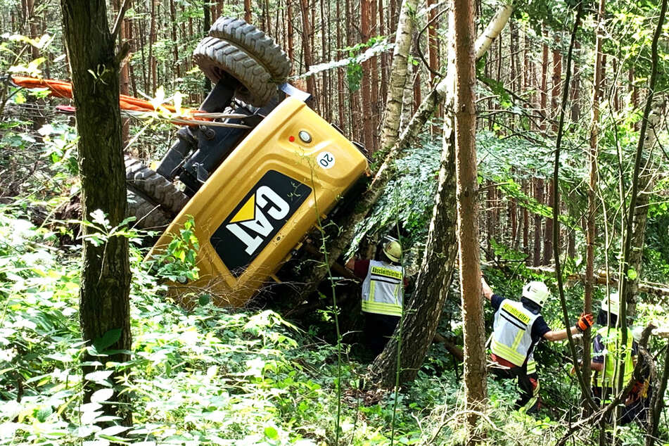 Der Bagger kippte auf eine Seite und rutschte den Abhang herunter.