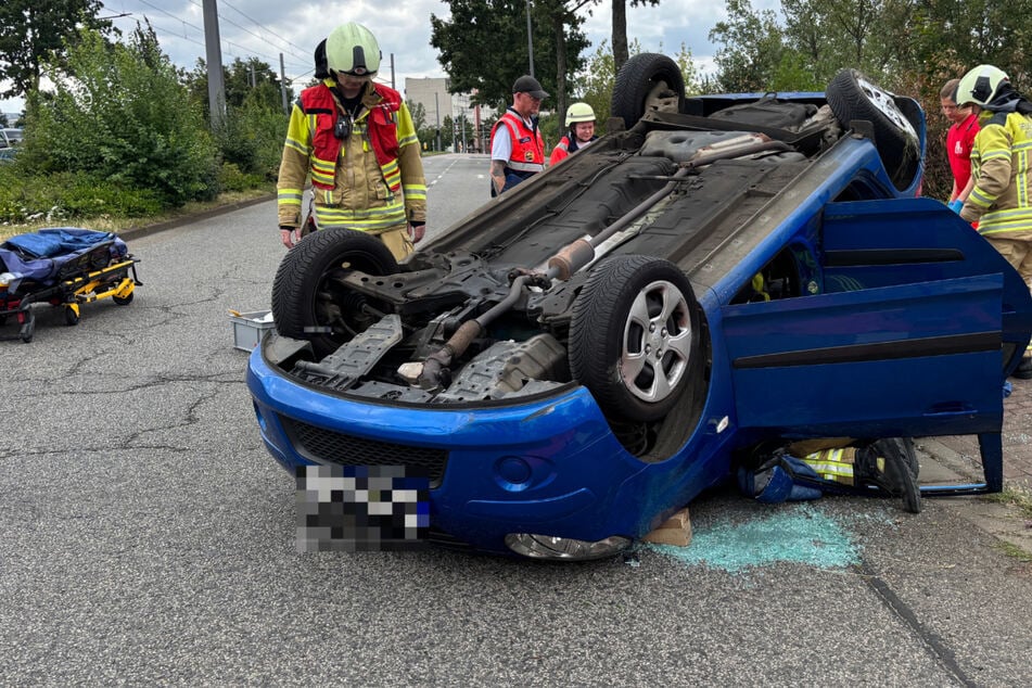 Heftiger Unfall in Mickten: Zwei Menschen nach Überschlag im Auto eingeschlossen