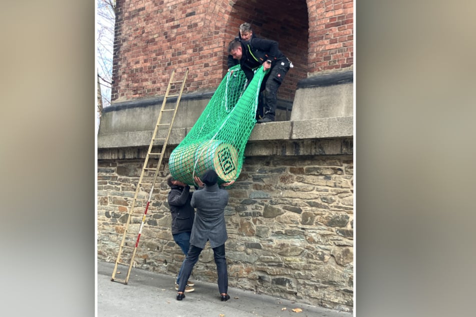 Mit geballter Kraft wurde das Whiskyfass auf die Göltzschtalbrücke gehievt.