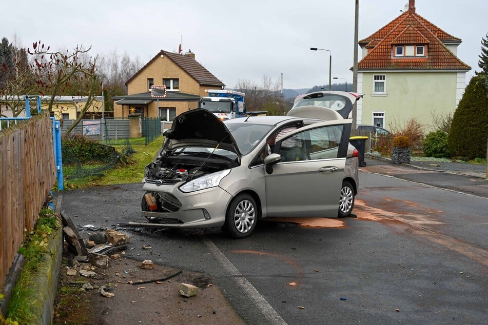 Ein Ford krachte am Mittwoch in Döbeln (Landkreis Mittelsachsen) frontal gegen eine Mauer.