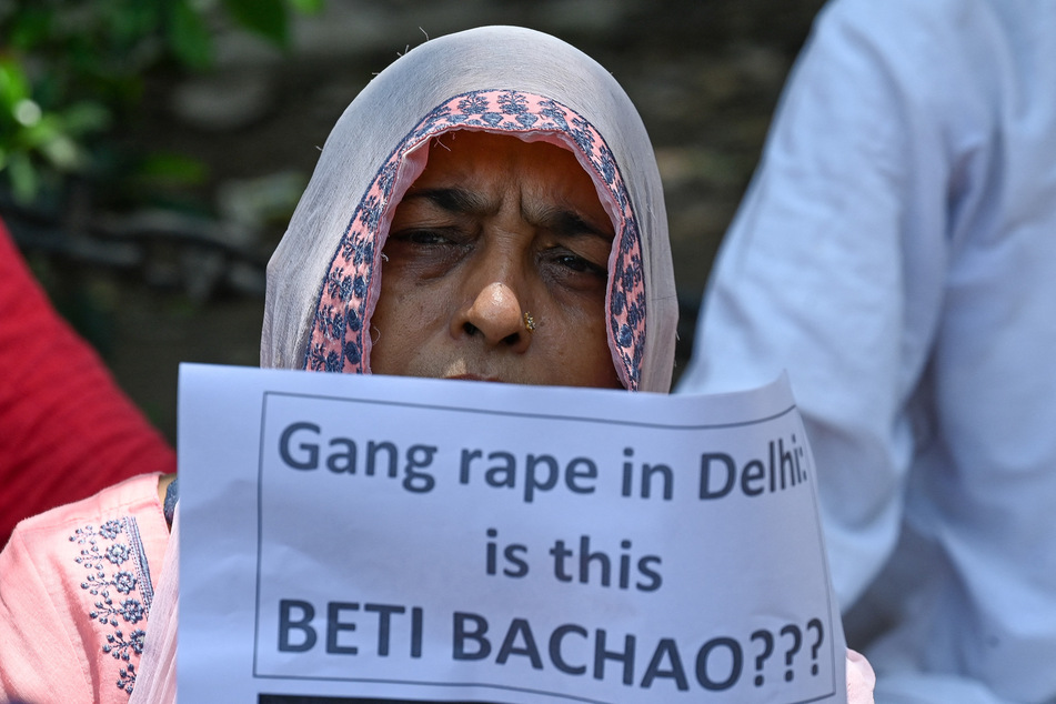 Plakatprotest gegen "Gruppenvergewaltigungen" anlässlich der Vergewaltigung eines 9-jährigen Mädchens in Neu Delhi im August 2021.