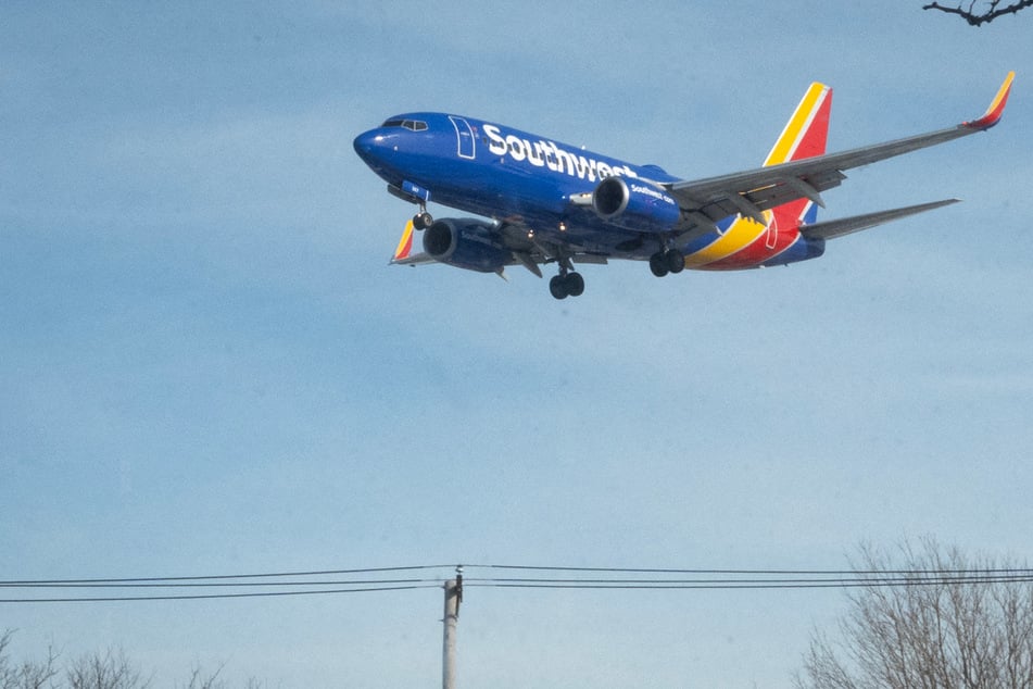 Chasseur trop près ? Avion doit plonger soudainement, deux personnes blessées
