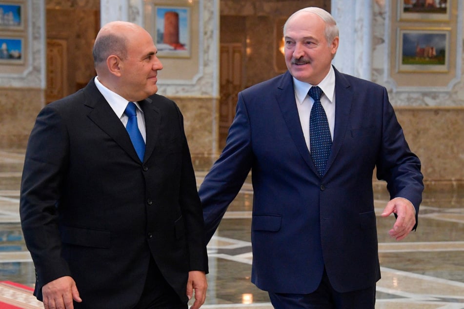Michail Mischustin (54, li.), Ministerpräsident von Russland, spricht am 3. September mit Alexander Lukaschenko (66), Präsident von Belarus, in Minsk. Mischustin reiste in die belarussische Hauptstadt, um die Bedingungen für die Refinanzierung eines russischen Kredits zu besprechen.