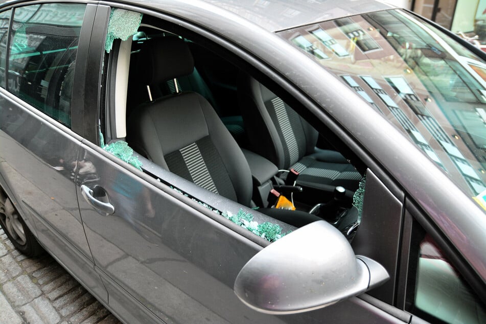 In Chemnitz kam es zu mehreren Einbrüchen in Autos (Symbolbild).