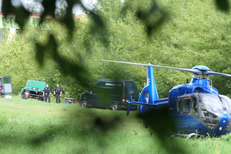 Zahlreiche Kräfte von Polizei, Feuerwehr und Bundeswehr sind vor Ort und mit den Bergungsarbeiten beschäftigt.