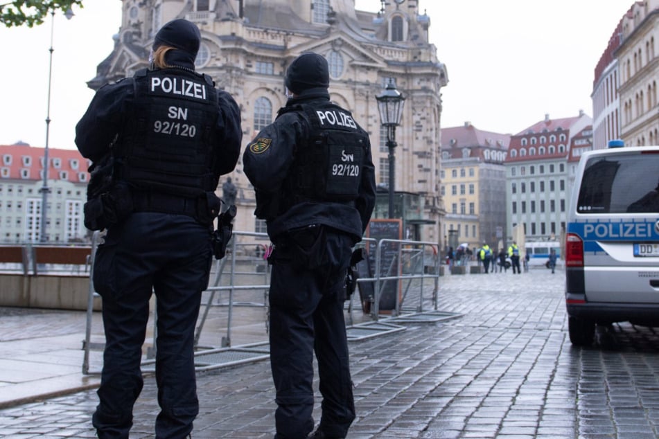 Polizisten vor der Frauenkirche auf dem Neumarkt.