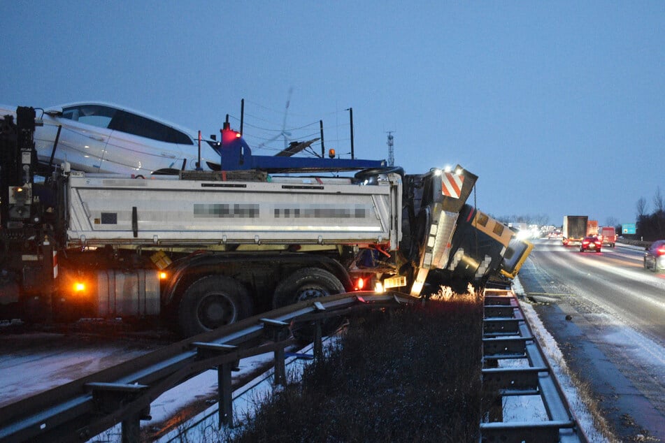 Auf der A2 bei Hohenwarsleben kippte der Anhänger eines Lkw in die Mittelleitplanke.