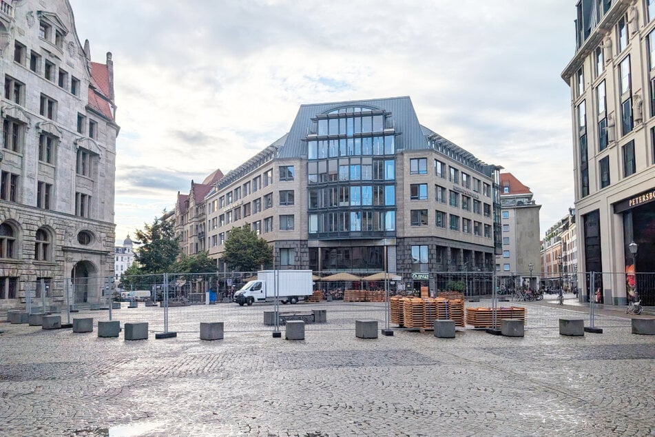 Ein Bauzaun trennt Passanten aktuell vom Mittelpunkt des Burgplatzes. Hier wird alles für den Burgplatz Sommer vorbereitet.
