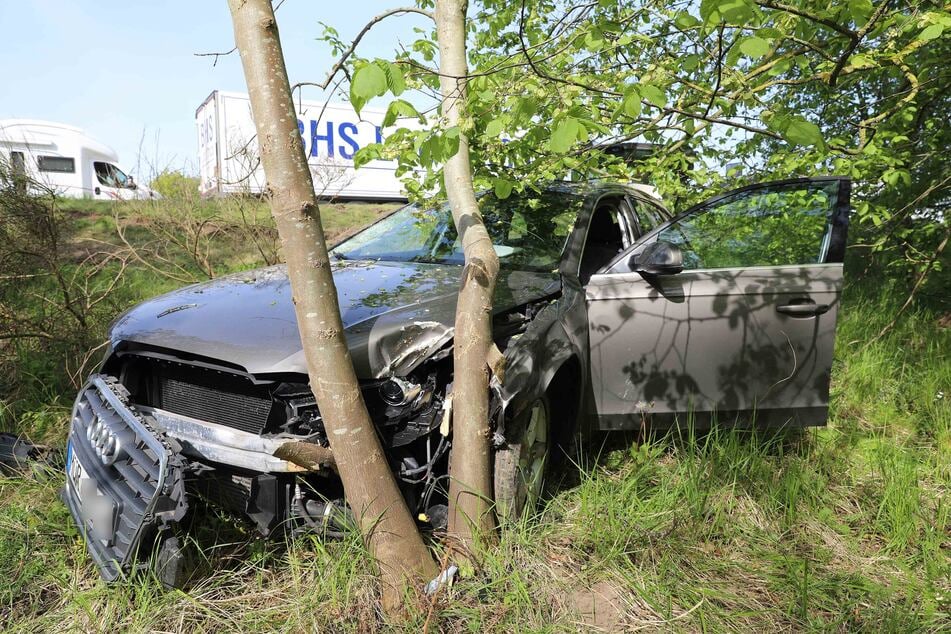 Der 84-jährige Audi-Fahrer und seine Beifahrerin landeten durch den Unfall im Graben.