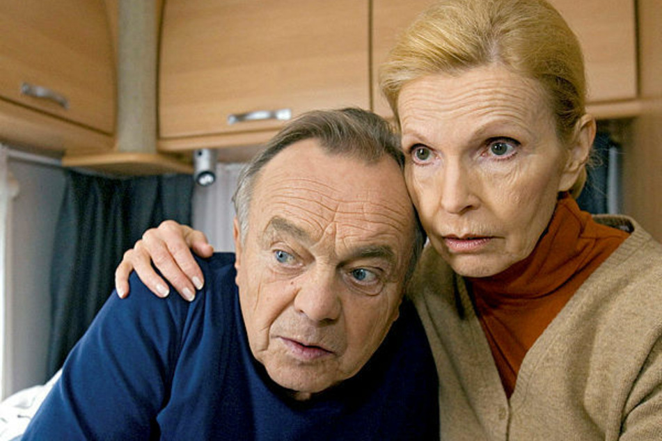 Auch nachdem Professor Simoni (Dieter Bellmann, †77) und Oberschwester Ingrid (Jutta Kammann, 77) 2014 aus der Serie geschrieben wurden, tauchten die beiden immer wieder in Form von Gastauftritten bei "In aller Freundschaft" auf.