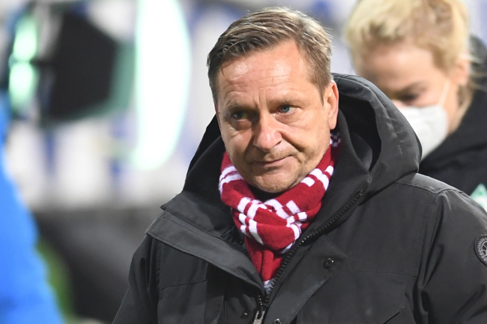 Der Sportchef des 1. FC Köln Horst Heldt (50) stärkt Bundestrainer Joachim Löw (60) den Rücken.