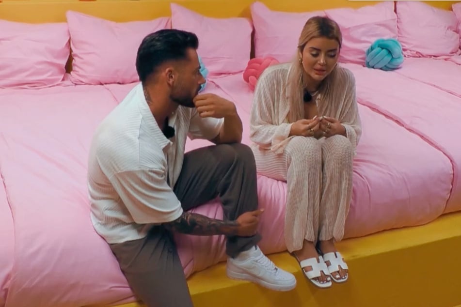 Jenny (25) kann sich durchaus ein Liebes-Comeback mit Ex-Freund Luca (28) vorstellen - wird in der Villa jedoch eines Besseren belehrt.