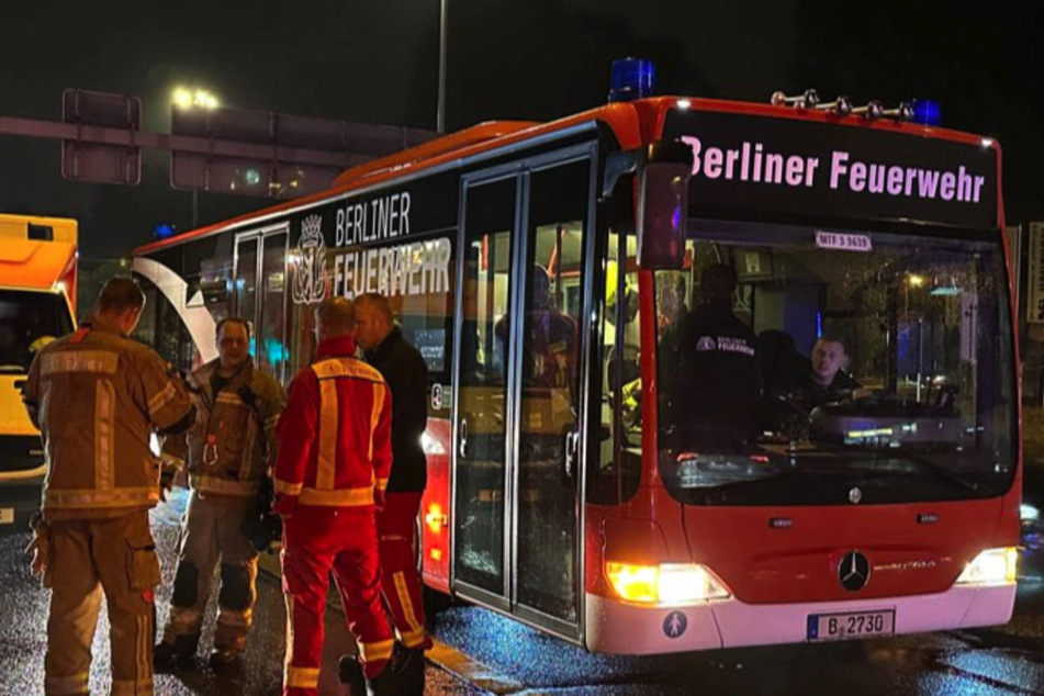 Die Feuerwehr musste vorsorglich 35 Menschen in Sicherheit bringen, die in einem Bus betreut worden sind.