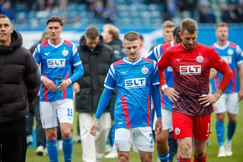 Betretende Minen nach der Heimklatsche. War's das mit dem Aufstieg für Hansa?