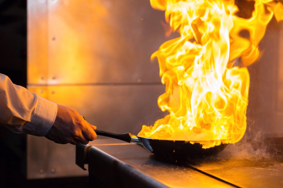Beim Kochen hat in der Küche einer Seniorin das Fett zu brennen begonnen. Beim Löschversuch kam es zu einer Explosion. (Symbolbild)
