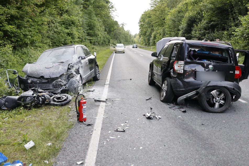 Der Twingo (l.) fing nach dem Zusammenstoß mit dem Skoda (r.) Feuer und musste gelöscht werden.