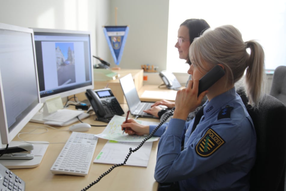 Die Servicetelefone der Polizei klingeln ständig - hier bei Polizeiobermeisterin Lisa Klöser (v.) und Kriminalhauptkommissarin Janice Melzer.