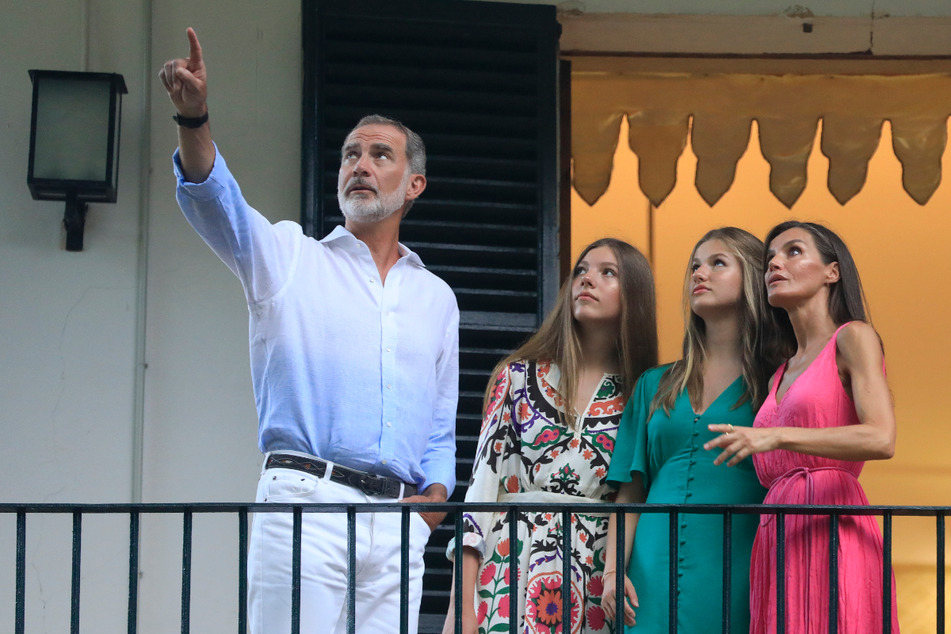 Spaniens König Felipe VI. (55, l-r) zusammen mit seinen Töchtern Sofia (16) und Leonor (17) und seiner Frau, Königin Letizia (50).
