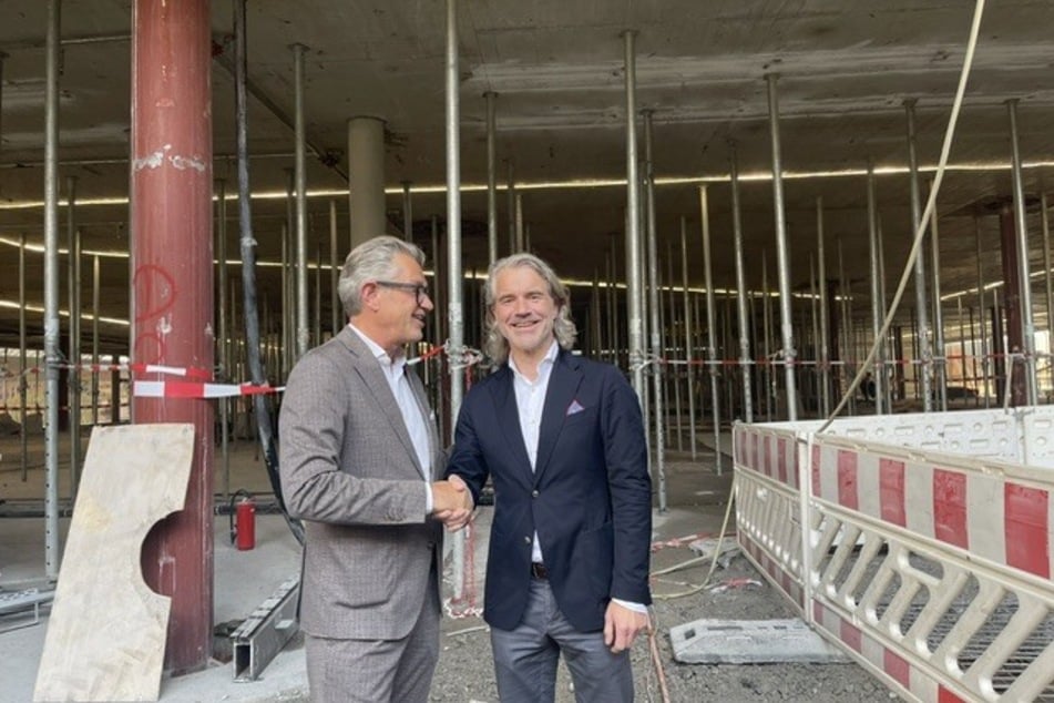 Wöhrl-Chef Thomas Weckerlein (57, l.) und CMC-Geschäftsführer Martin Lange (57) im Inneren der Baustelle des früheren Galeria-Gebäudes.