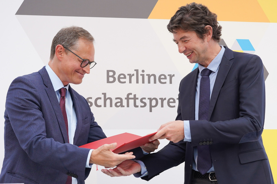 Michael Müller (l, SPD), Regierender Bürgermeister von Berlin, überreicht dem Virologe Christian Drosten den Berliner Wissenschaftspreis 2020.