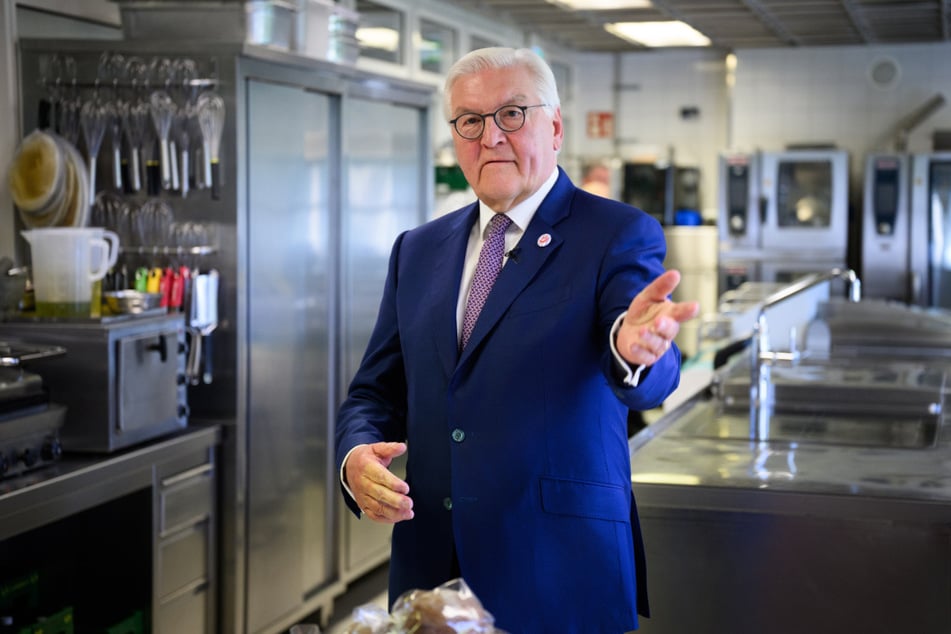 Bundespräsident Frank-Walter Steinmeier (70) bei der Pressekonferenz zur Initiative "Der Ehrentag" in der Küche von Schloss Bellevue.