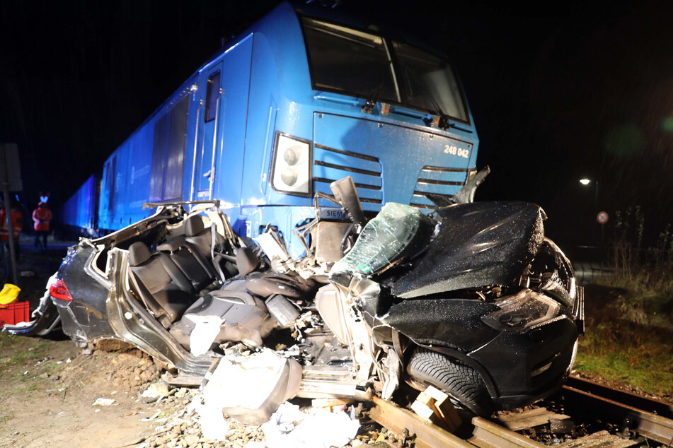 In Krakow am See sind am Mittwochabend ein Zug und ein Auto zusammengestoßen. Der Fahrer des Wagens wurde lebensgefährlich verletzt.