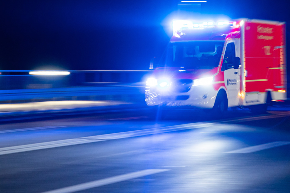 Motorradfahrer prallt mit Auto zusammen: Polizei Leverkusen sucht Zeugen
