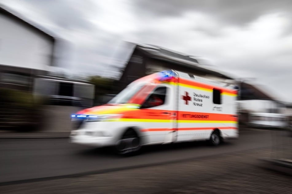 Ein Rettungswagen brachte die zunächst eingeklemmte Frau in ein Krankenhaus. (Symbolbild)