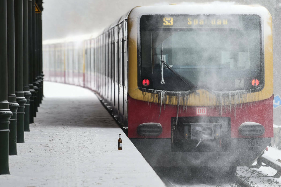Das Winterwetter führt am Dienstagmorgen zu Verspätungen und Ausfällen bei der S-Bahn Berlin.