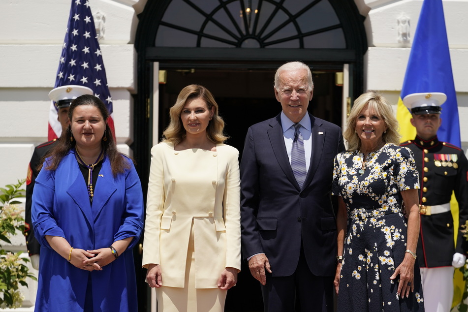 US-Präsident Joe Biden (79, 2.v.r.) und seine Ehefrau Jill (71,r) begrüßen Olena Selenska (44, 2.v.l.), die Ehefrau des ukrainischen Präsidenten Selenskyj, und Oksana Markarowa (45), Botschafterin der Ukraine in den USA, vor dem Weißen Haus.