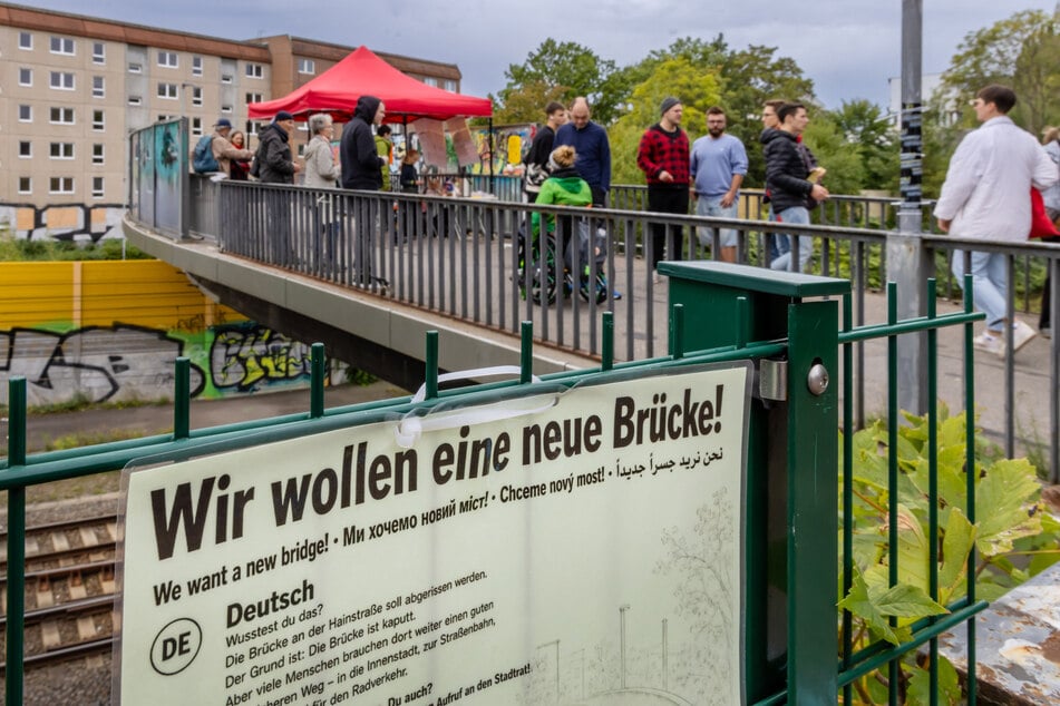 Beim gestrigen Brunch auf der Hainbrücke machten Anwohner ihre Forderung unübersehbar: "Wir wollen eine neue Brücke!"