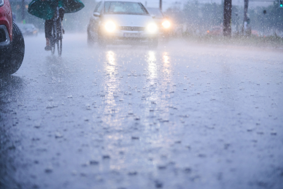 Verkehrsteilnehmer müssen sich auf Regen und tiefe Pfützen gefasst machen.