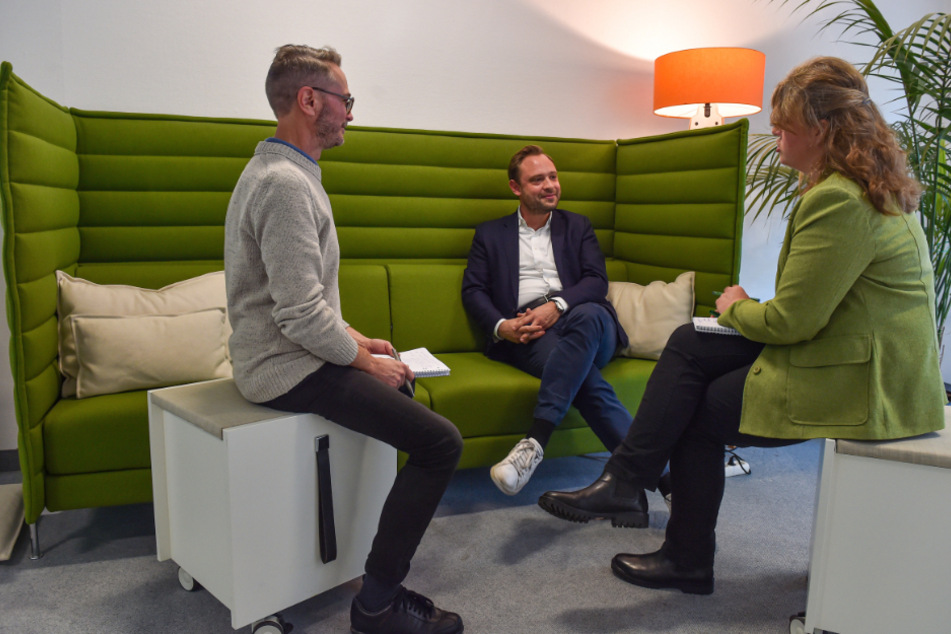 Alexander Dierks (35, M.) in der CDU-Landesgeschäftsstelle in Dresden im Gespräch mit den TAG24-Redakteuren Thomas Staudt (l.) und Pia Lucchesi.