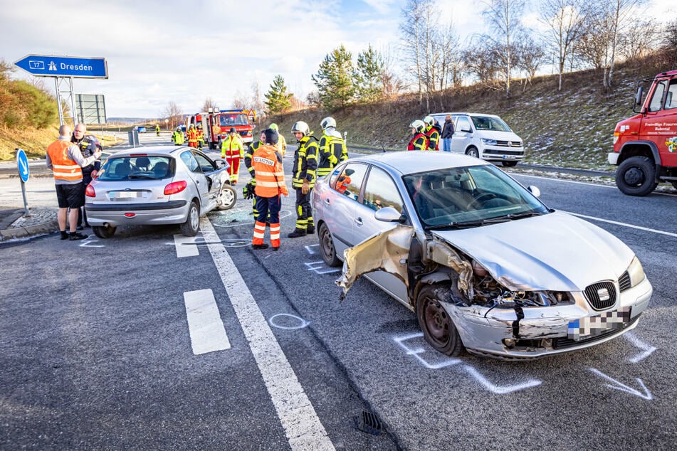 Die zwei Kleinwagen krachten aus noch unbekannter Ursache zusammen.