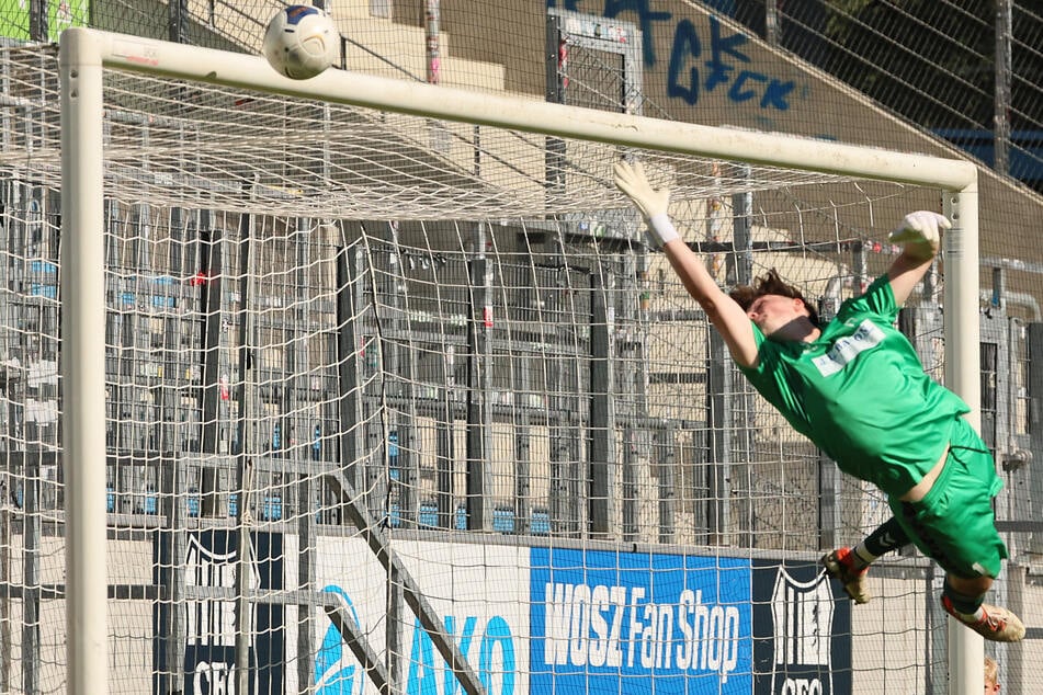 Bitter für den CFC! Leon Damer traf die Latte des Hertha-Tores.