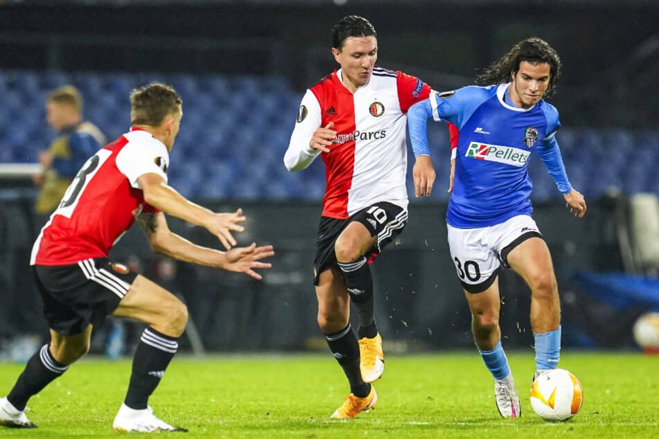 WAC-Wusler Matthäus Taferner (19) behauptet sich gegen den niederländischen Nationalspieler Steven Berghuis (M.) und Ex-Elftal-Akteur Jens Toornstra (l.) von Feyenoord.