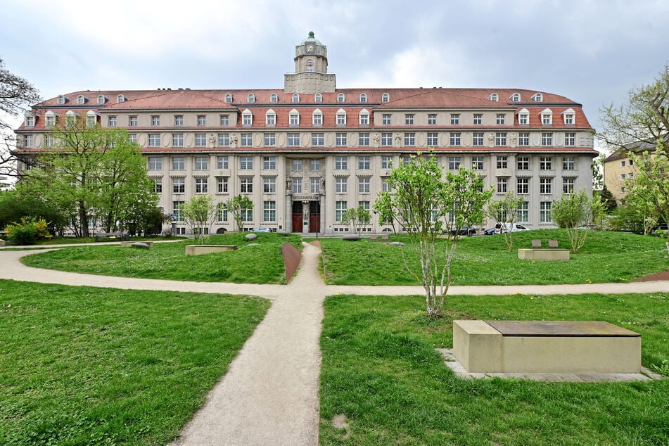 Der historische AOK-Stammsitz am Sternplatz.