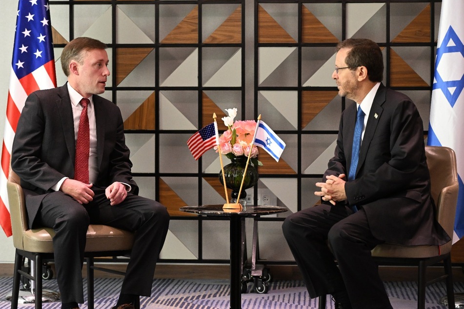 Izchak Herzog (63, r.), Staatspräsident von Israel, empfing Jake Sullivan (47), den Nationalen Sicherheitsberater der USA, zu Gesprächen in Tel Aviv.