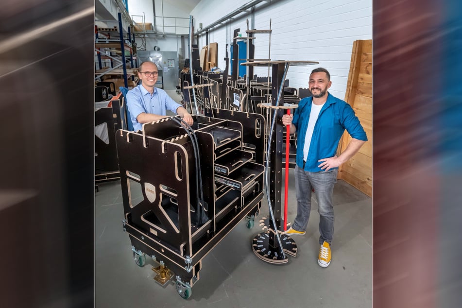 Ausgezeichnete Idee: Christoph Alt (37, l.) und Renè Hudl (38) von LiGenium liefern Werkzeugwagen aus Holz an die Autoindustrie.