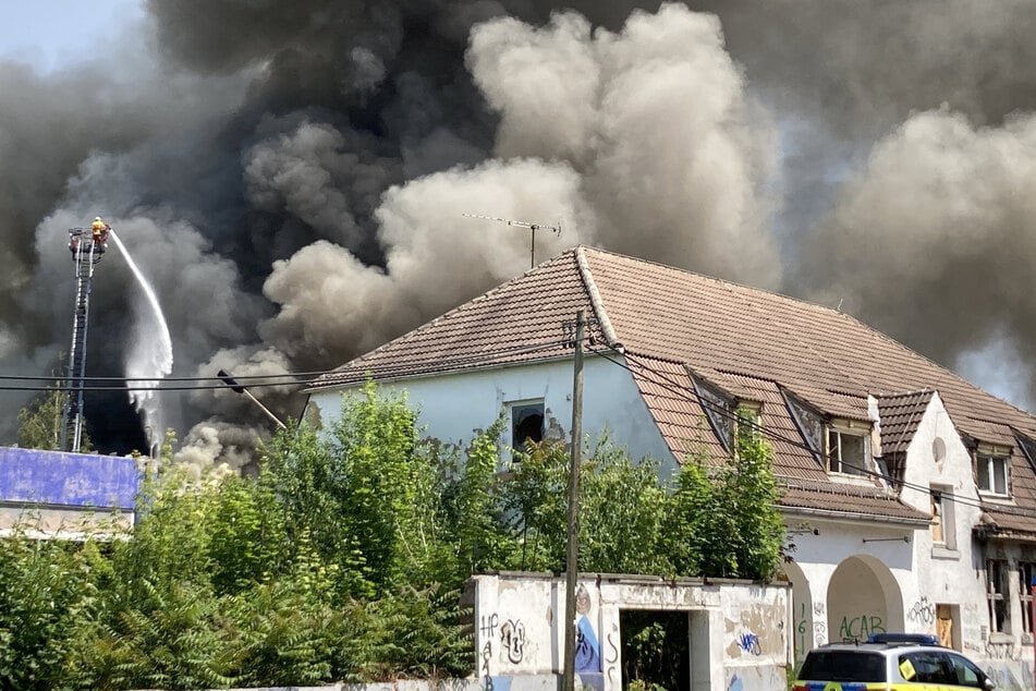 Seit Dienstag ist die Feuerwehr auf dem Gelände des alten Schlachthofes in Erfurt im Einsatz.