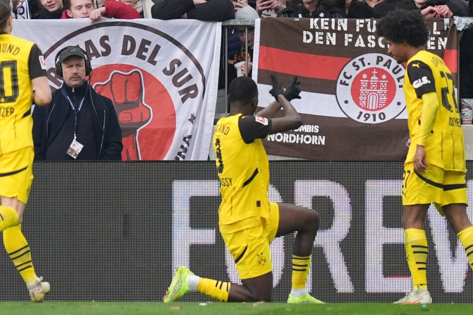 Torschützen unter sich: Serhou Guirassy (M) und Adeyemi bejubeln den Führungstreffer des BVB.