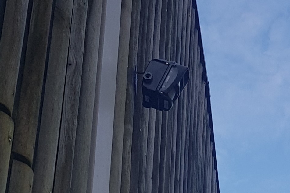 Sechs kleine Kameras hingen plötzlich an der Lärmschutzwand. Die Stadt entfernte sie.