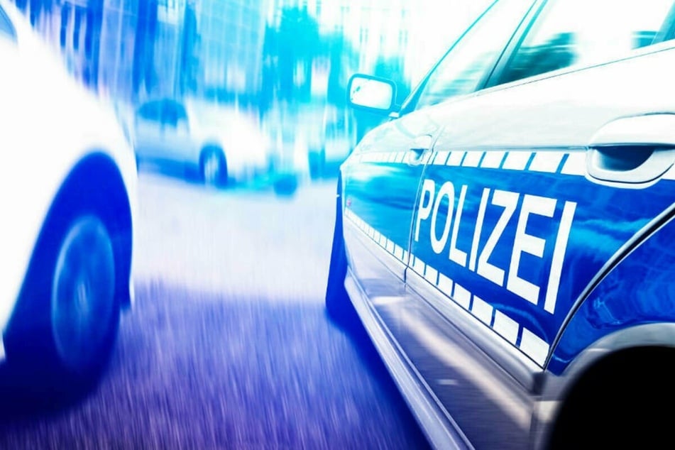 Ein Polizeiwagen auf dem Weg zu einem Einsatz. (Symbolbild)