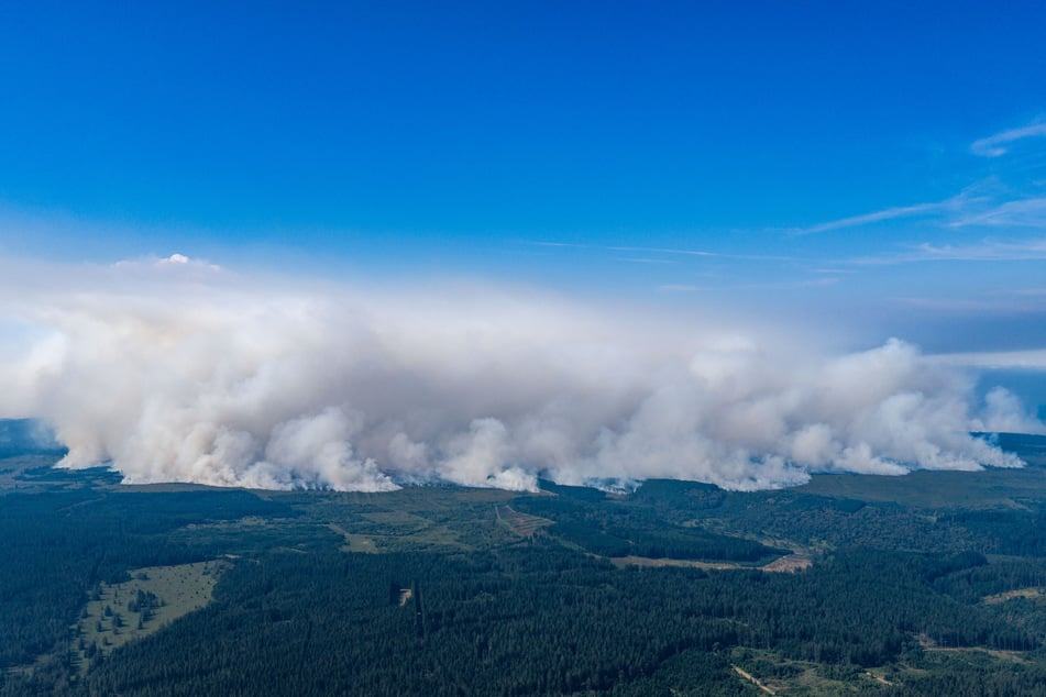 Der Rauch des Brandes zog am Wochenende auch an die deutsche Grenze.