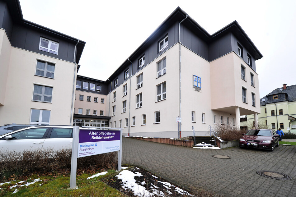 Im Altenheim "Bethlehemstift" in Zwönitz sind bisher drei Bewohner an COVID-19 gestorben, 53 weitere sind infiziert.