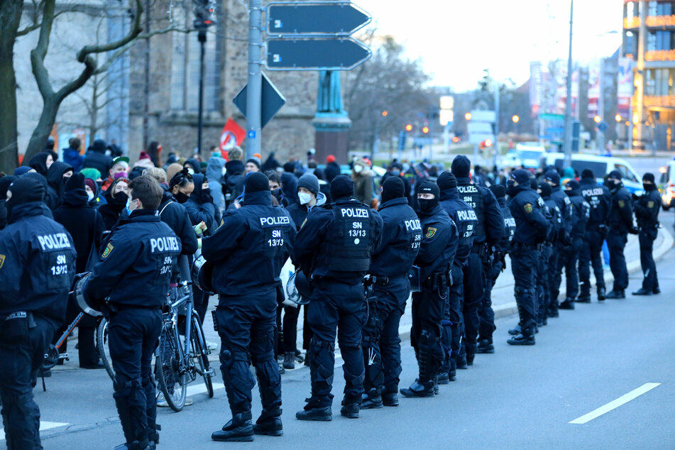 Polizisten am Samstag in Magdeburg: Nach eigenen Angaben sei die Demo weitgehend ohne Störungen verlaufen.