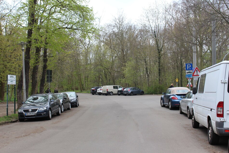Im Bereich Anton-Bruckner-Allee/Nonnenweg wurde das Fluchtauto, ein weißer Mazda, am gestrigen Donnerstagvormittag gefunden.
