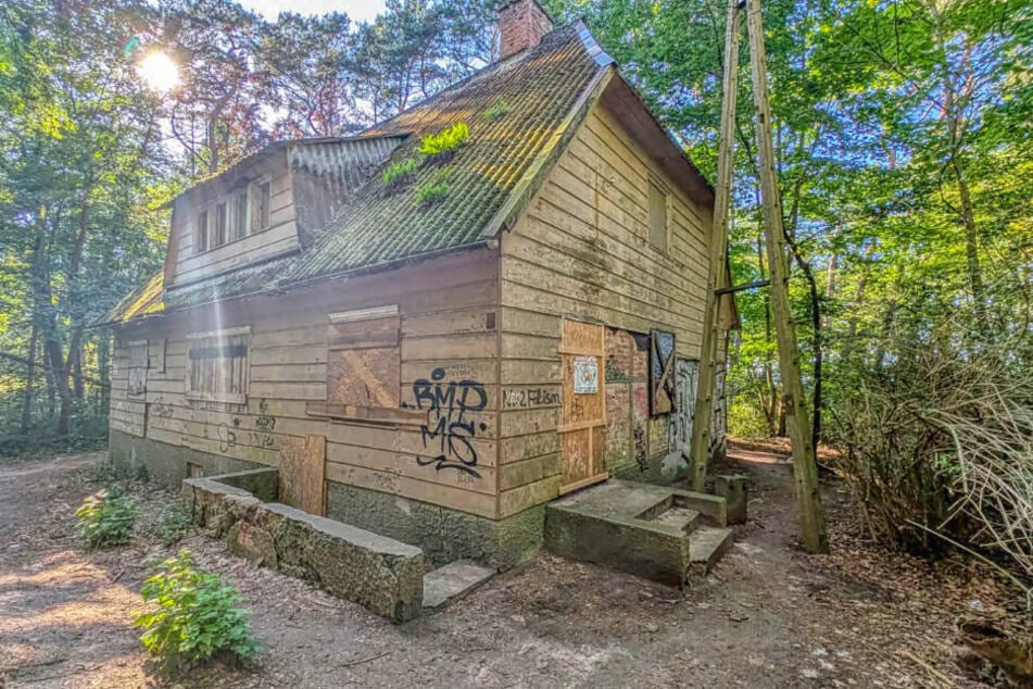 Das Haus müsste definitiv saniert und renoviert werden.